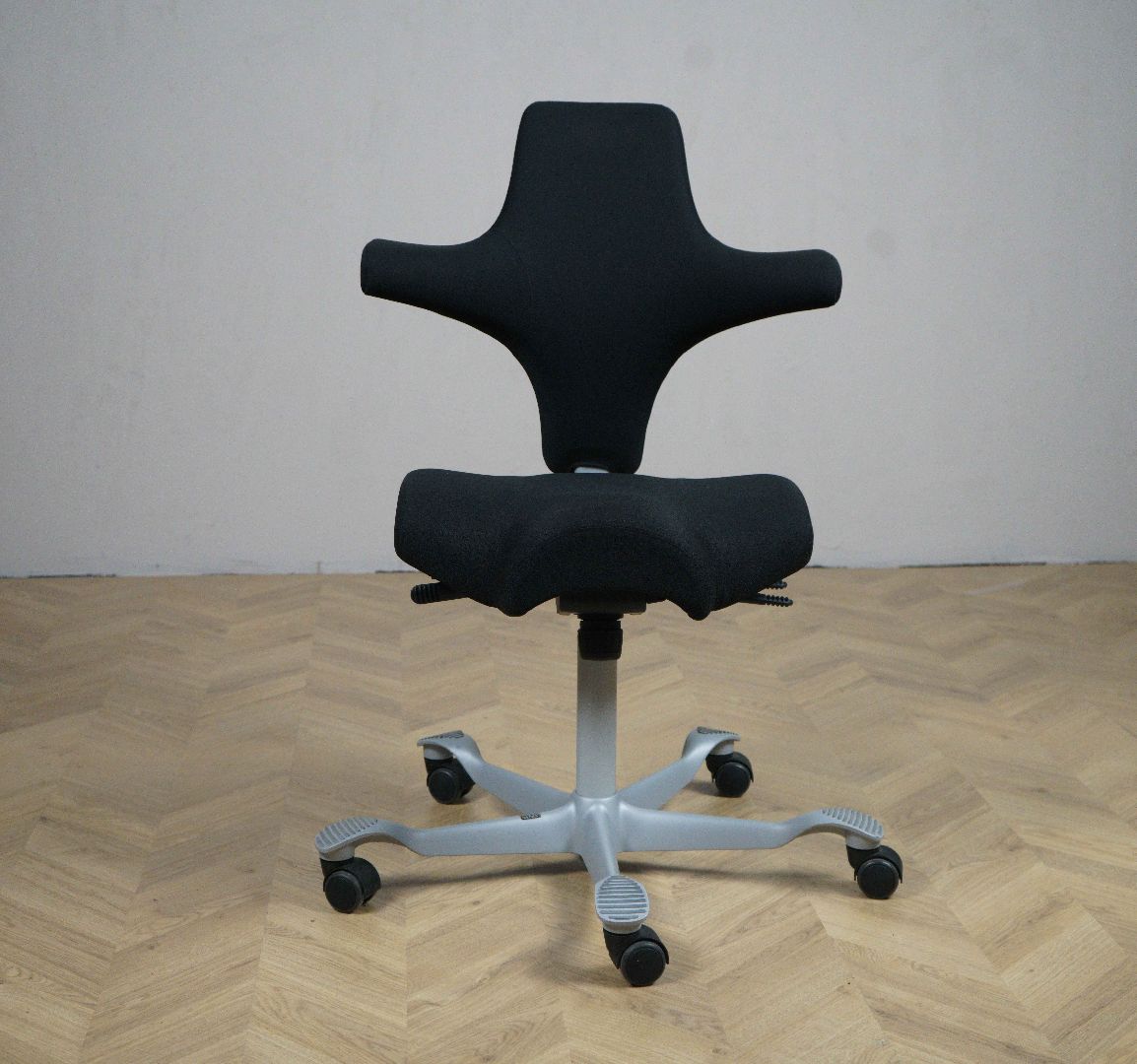 HÅG Capisco kontorstol med sort polstring og gråt stel, set forfra – ergonomisk design til kontor.